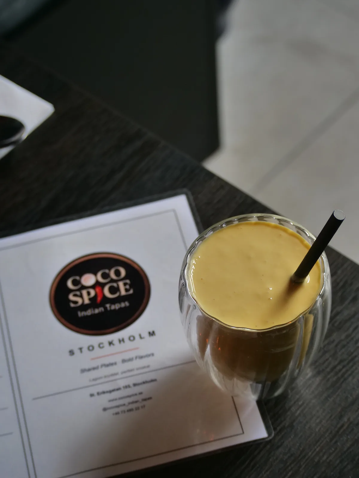 Coco Spice i Stockholm – restaurangdetalj och mango lassi