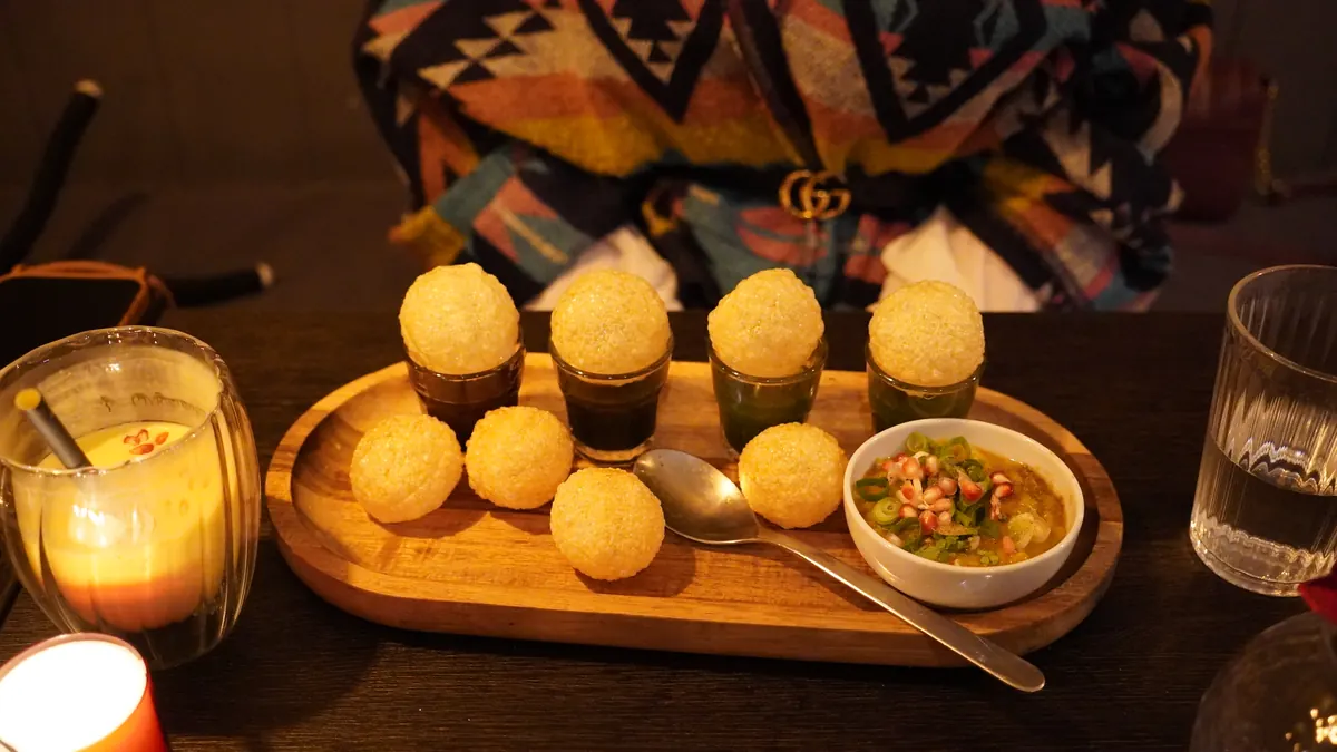 Pani puri serverad som Indian tapas på Coco Spice