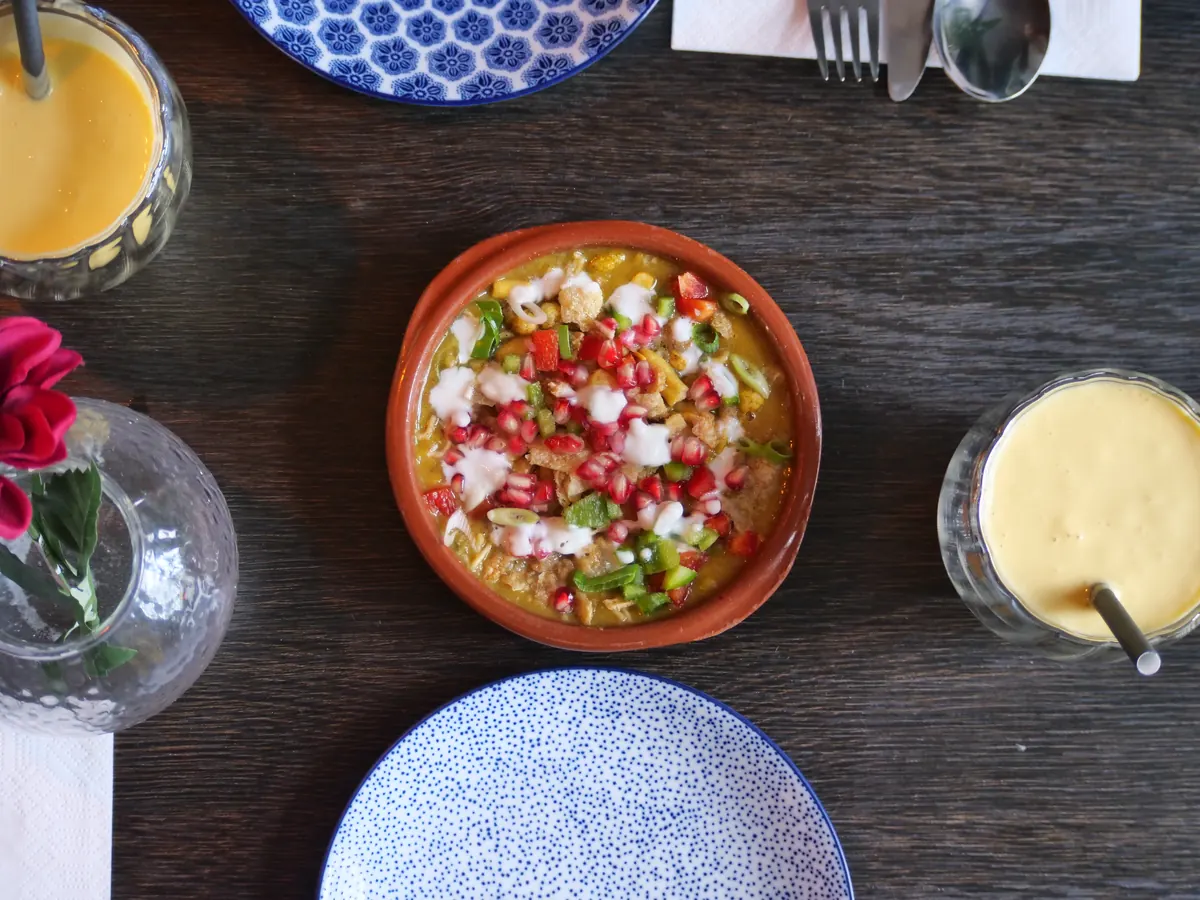 Indian tapas-rätt och mango lassi på Coco Spice i Stockholm